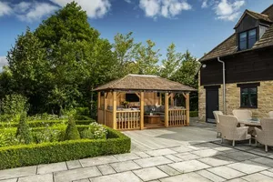 Dining & lounging areas 