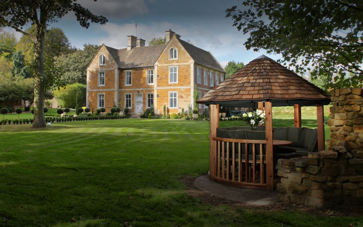 Tips for Decorating and Building Small and Large Gardens 