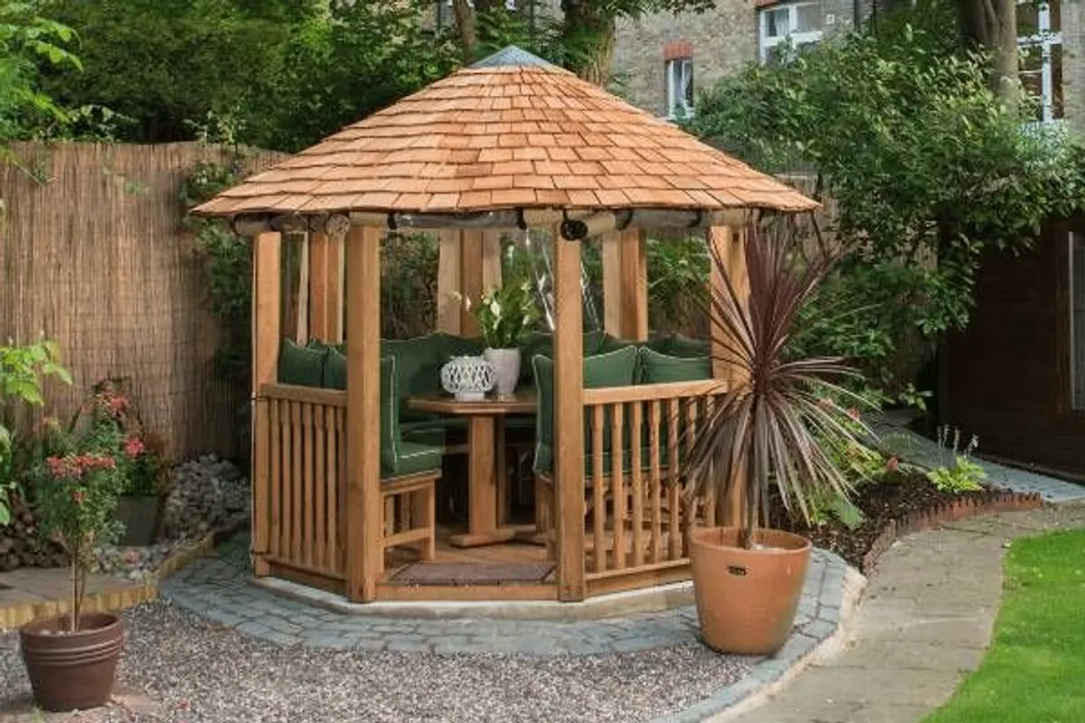Gazebos and Pergolas: What Are the Differences Between the Two? 