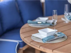 Dining & lounging areas 